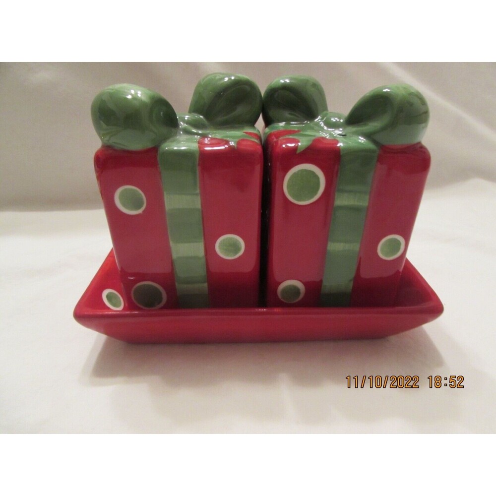 BELLA CASA by Ganz salt, pepper shakers w/ tray Christmas presents red polka dot